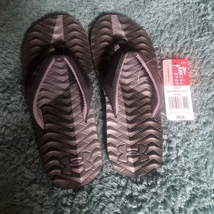 Under Armour NWT flip flops Y6 woman size 7.5-8